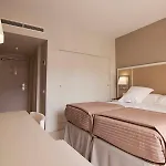 仲夏森图里昂海滩酒店 4*